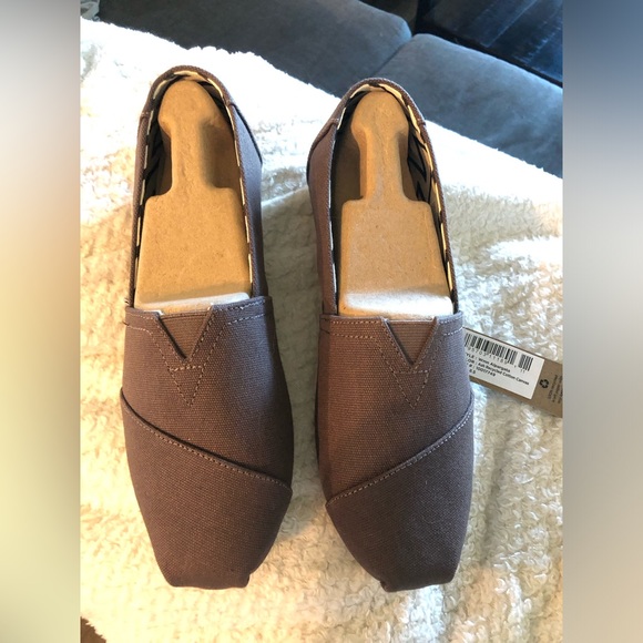 NWT TOMS Slip on Shoes - Picture 3 of 4